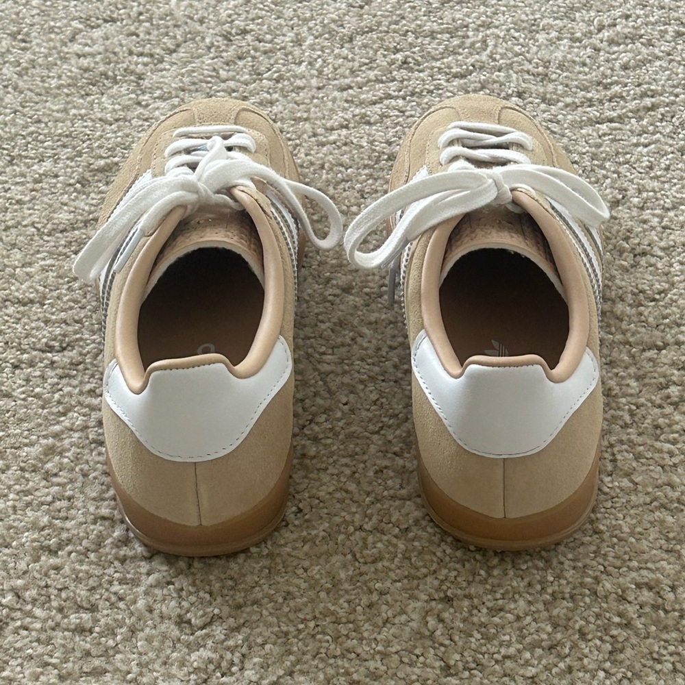 Adidas Women’s Gazelle Tan and White Sneakers - Size 7.5 - Picture 4 of 6